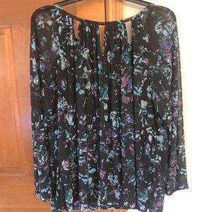 Jennifer López long sleeve black floral blouse